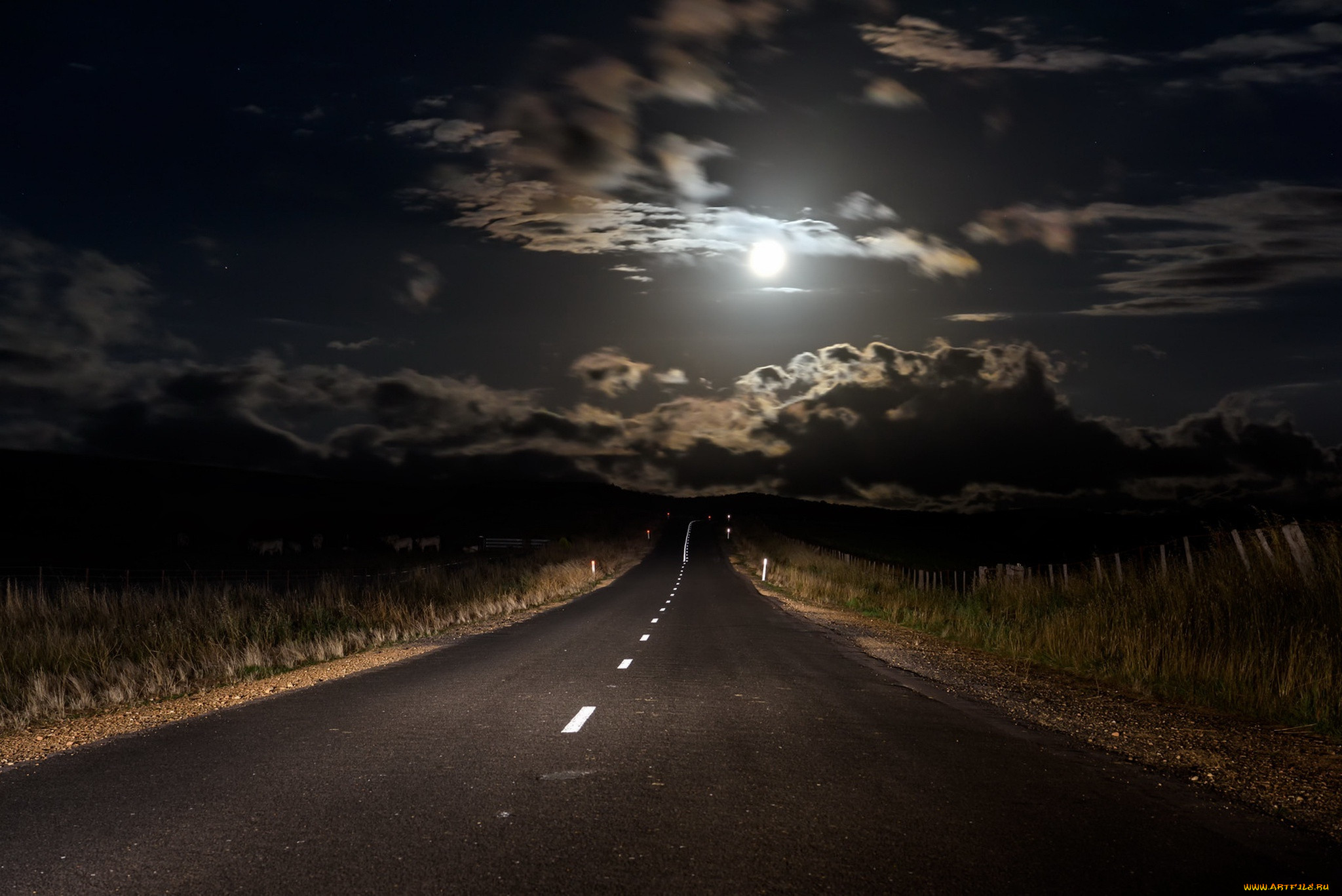Дорога в ночь слова. Ночная дорога. Трасса ночью. Красивая ночная дорога. Темная дорога.